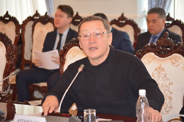 В совет директоров госкомпаний попадают по связям, через знакомых и родственников, - депутат &mdash; Tazabek