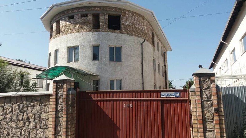 Фото &mdash; Рейд ГНС по особнякам Свердловского района, владельцы которых не оплатили налоги &mdash; Tazabek