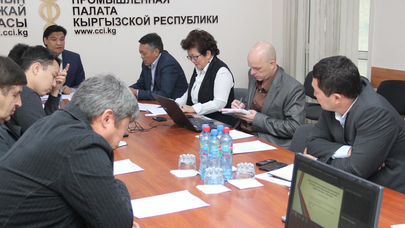 Российские таможенники, имея рентген для проверки груза, заставляют кыргызстанских перевозчиков выгружать грузы, а это дополнительные расходы и &laquo;откаты&raquo;, - ТПП КР &mdash; Tazabek