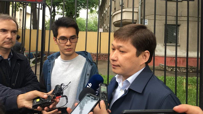 Сапар Исаков вышел с допроса ГКНБ &mdash; Tazabek