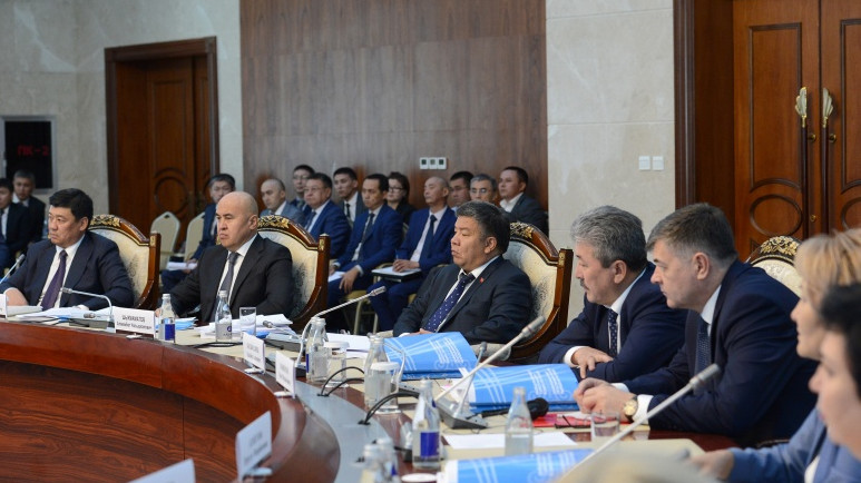 Депутат: Неизвестно, как санкции против России отразятся на Кыргызстане и его способности погашать внешний долг &mdash; Tazabek