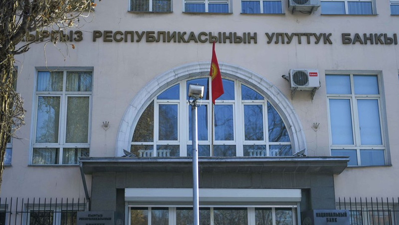 Нацбанк разрешил обналичивать до 15 тыс. сомов с карты, погашать кредиты, оплачивать налоги и штрафы через предприятия и почтовые отделения с POS-терминалом &mdash; Tazabek