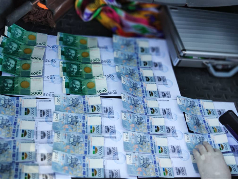 Вымогательство 200 тыс. сомов: ГСБЭП задержала сотрудника Налоговой &mdash; Tazabek