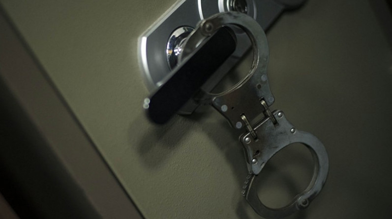 Видео задержания в Баткенской области должностных лиц ГТС, ГПС и Департамента карантина растений Минсельхоза, уличенных в вымогательстве и получении взятки с предпринимателей &mdash; Tazabek