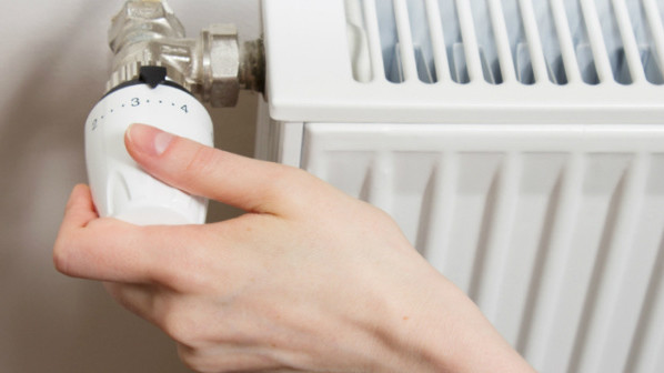 Депутат &mdash; &laquo;Бишкектеплосети&raquo;: Ежегодно население с вами ругается из-за того, что батареи холодные, а счета приходят &mdash; Tazabek