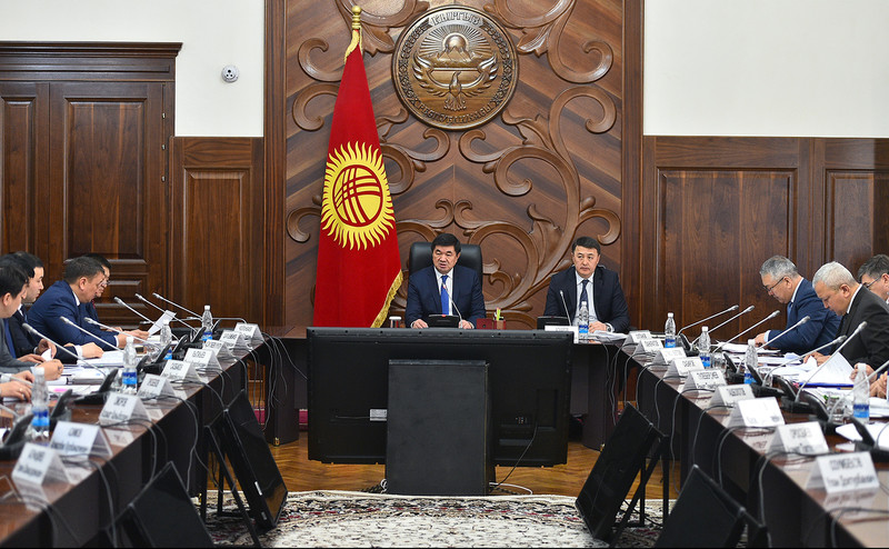 Премьер М.Абылгазиев освободил от должности директора Департамента госзакупок У.Озумбекова за неисполнение поручений &mdash; Tazabek