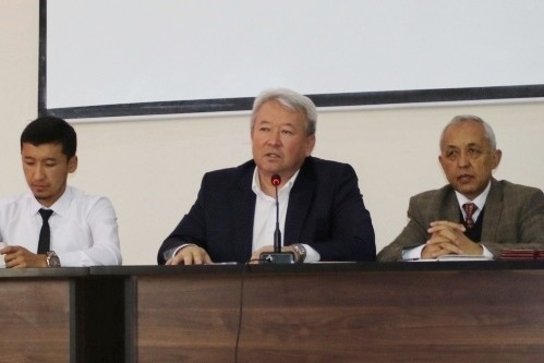 КУУнун ректору студенттик активисттер менен жолугушту