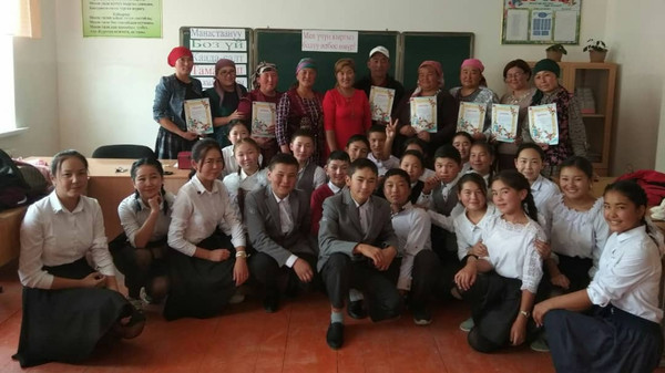 Жаңы-Талаптагы мектепте окуучулар ата-энелери менен бирге интеллектуалдык таймашка катышты (сүрөт)