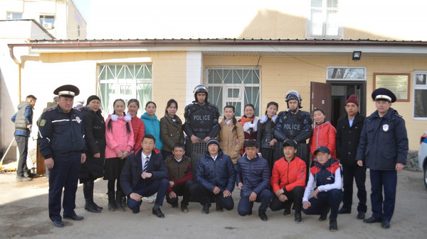 Нарындык окуучулар жол кыймылын көзөмөлдөөчүлөрдүн иши менен таанышты (сүрөт)