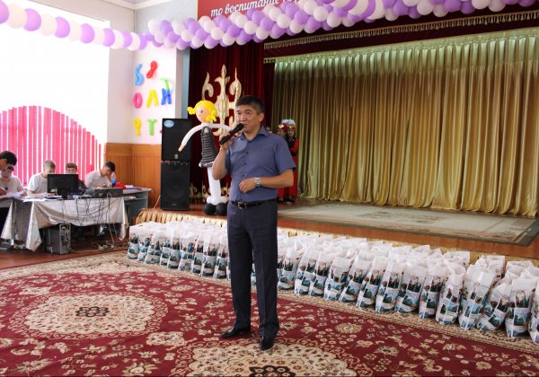 Фото &mdash; Председатель правления ОАО &laquo;МАМ&raquo; Э.Чукуев поздравил 107 детей-сирот с Днем защиты детей &mdash; Tazabek