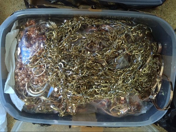 Таможенники задержали женщину в аэропорту &laquo;Манас&raquo; с 17,3 кг контрабандных ювелирных изделий (фото) &mdash; Tazabek