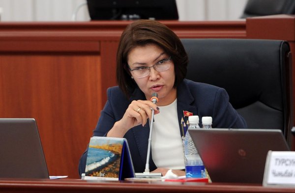 Из-за непродуманной фискальной политики правительства, в частности Минэкономики, имеются выпадения из бюджета, - депутат А.Омурбекова &mdash; Tazabek