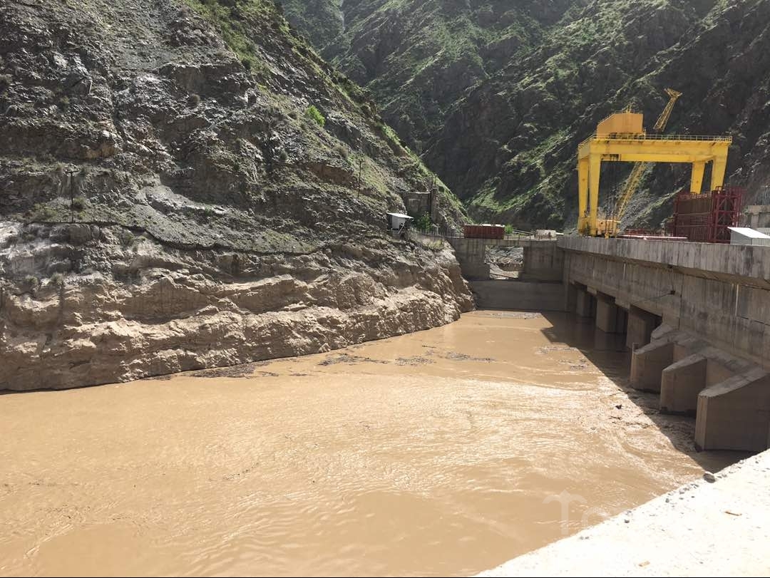 На Камбар-Атинской ГЭС-2 производится холостой сброс воды из-за ремонта агрегата, - директор ГЭС Б.Качканкулов &mdash; Tazabek