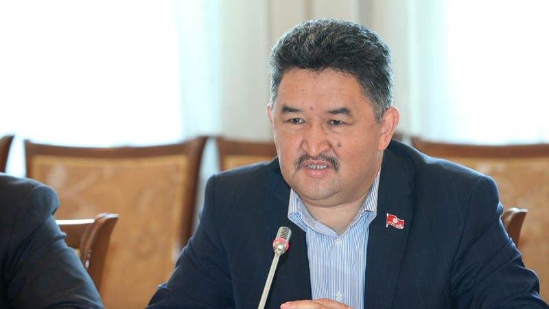 Депутат А.Баатырбеков предложил ГСБЭП при расследованиях нарушений при тендерах изучать видеозаписи, кто какие предложения давал &mdash; Tazabek