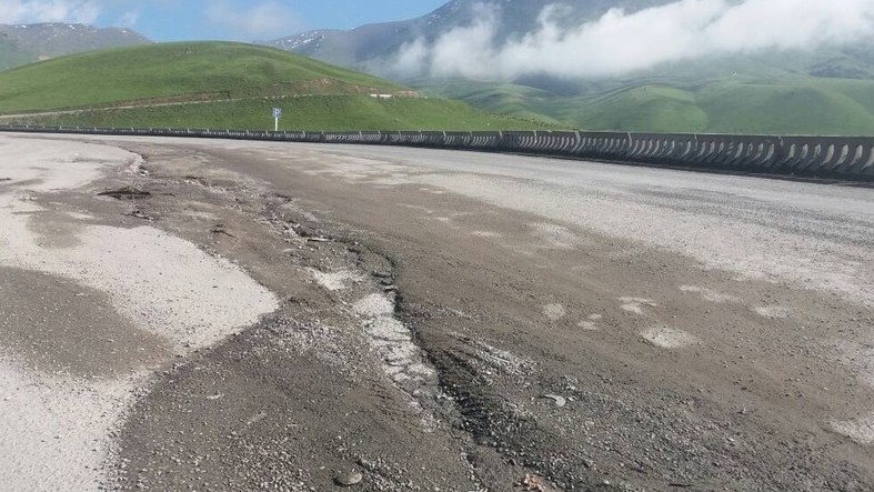 Все едут и ругают вас, вы знаете почему? - депутат министру транспорта о состоянии дороги на перевале Тёо-Ашуу &mdash; Tazabek