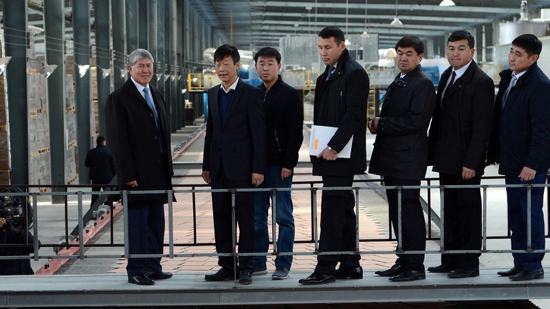 Фото &mdash; Президент А.Атамбаев посетил завод по производству кафеля в селе Военно-Антоновка &mdash; Tazabek