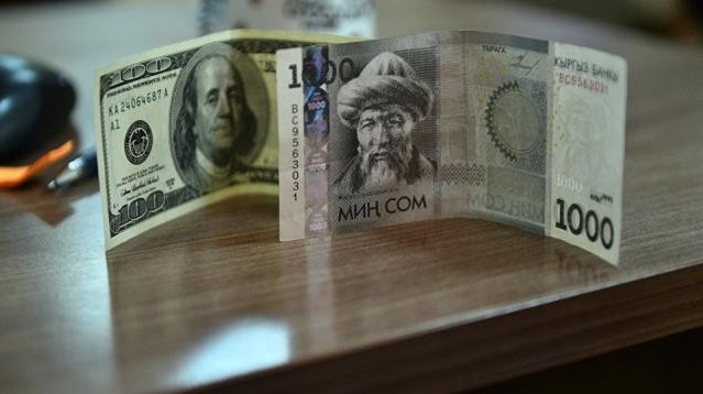 Курс валют: Доллар США продается по 69,8 сома &mdash; Tazabek