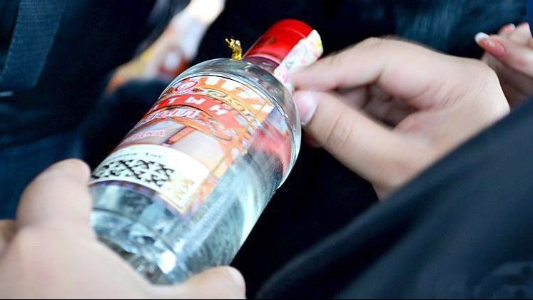 ГНС в Кызыл-Кие изъяла более 50 тыс. бутылок алкоголя с сомнительными акцизными марками &mdash; Tazabek