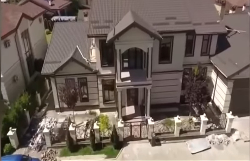 Видео &mdash; Обыск в особняке экс-начальника таможни &laquo;Северная&raquo; Н.Айбашева, ГСБЭП сообщает об ущербе в 166 млн сомов &mdash; Tazabek