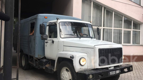 Фото, видео &mdash; С.Исакова вывезли из здания Бишкекского горсуда &mdash; Tazabek