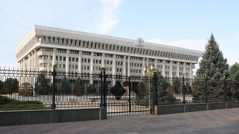 Кто из Аппаратов президента и правительства несвоевременно предоставил Единую налоговую декларацию? (фамилии) — Tazabek