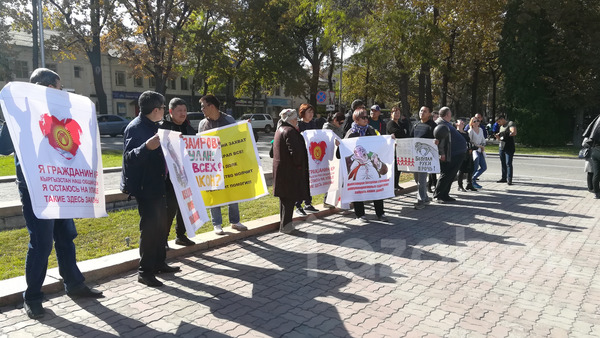 У Белого дома митингуют дольщики &laquo;Альянс Курулуш плюс&raquo; &mdash; Tazabek