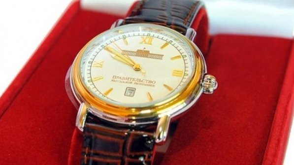 Кого премьер наградил именными часами за вклад в развитие сельхозотрасли? &mdash; Tazabek