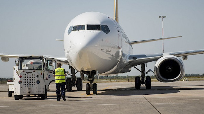 Правительство создало рабочую группу для рассмотрения предложений международных финансовых институтов по проекту модернизации аэропортов в КР (фамилии) &mdash; Tazabek