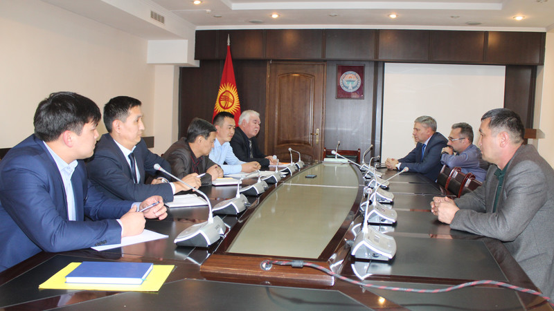 Минтранс обсудил с предпринимателями введение реестра легковых такси &mdash; Tazabek