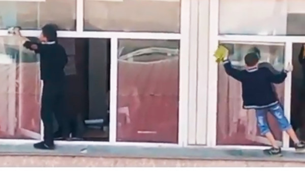 Школьники мыли окна, стоя на подоконнике снаружи. Прокуратура провела проверку и внесла представление в Управление образования