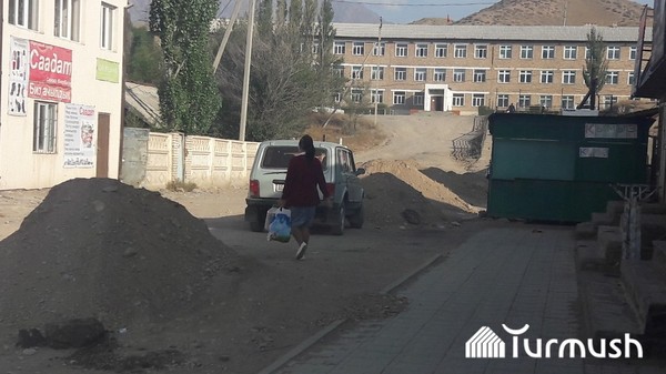 Жумгалда эки мектептин алдынан өткөн унаалар окуучуларга кооптуу жагдайды жаратууда