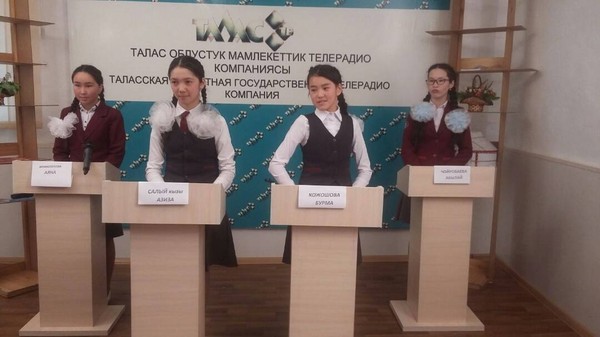 Талас шаарында окуучу кыздар билим сынашты