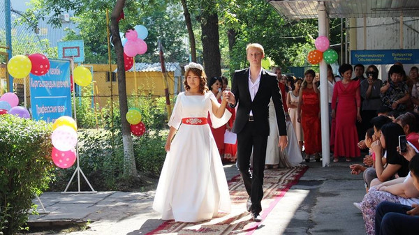 №17 кесиптик лицейинин бүтүрүүчүлөрү өздөрү тиккен сынактык кийимдерин көрсөтүштү (фото)