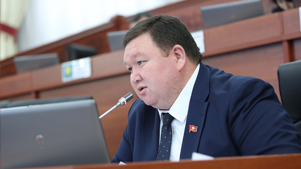 9-класстын бүтүрүүчүлөрү окуусун улантууга милдеттүү болот