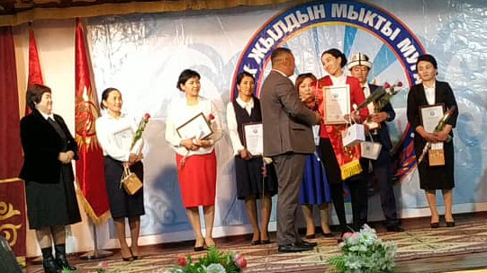 Ноокаттык физик Астрагүл Сыдыкова Ош облусундагы мыкты мугалим деп табылды (сүрөт)