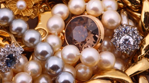 Владельцы ювелирных центров, в том числе покойный брат экс-президента А.Акаева и хозяин холдинга &laquo;Алтын&raquo;, которому принадлежат 5 компаний &mdash; Tazabek