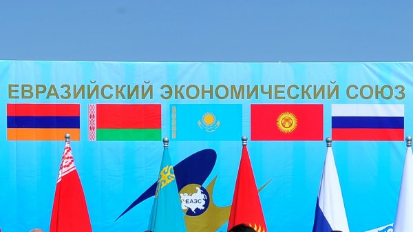 Казахи не собираются убирать свою границу, наоборот,  препятствуют,  - экономист о годе КР в ЕАЭС — Tazabek