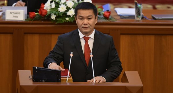 А.Алтынбеков попросил министра А.Касымалиева пояснить, на его письмо Минфин не отвечает из-за того, что он молодой депутат? &mdash; Tazabek