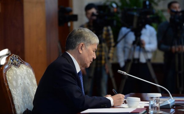 Железная дорога Китай&mdash;Кыргызстан&mdash;Узбекистан должна учитывать интересы КР и проходить через Ат-Башы, - президент А.Атамбаев &mdash; Tazabek