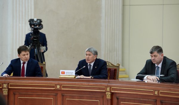 К сожалению, негатив даже временами превалирует и это влияет на то, как народ принимает вступление в ЕАЭС, - президент А.Атамбаев о 2 годах членства КР в союзе &mdash; Tazabek