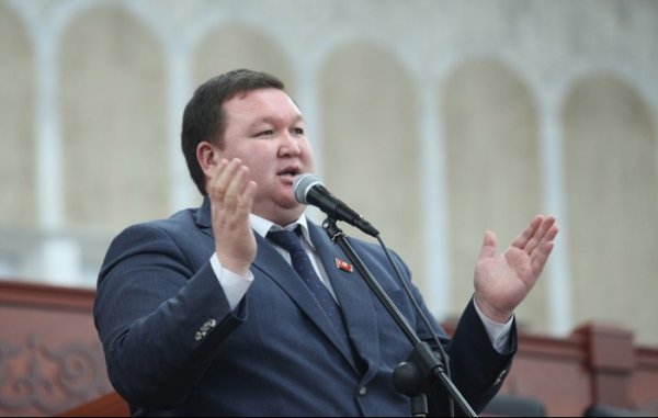 Депутат М.Жеенчороев спросил у замглавы Госфиннадзора М.Пирназарова, с кем он был в 2015 году в офисе южнокорейской лотерейной компании Nanum Lotto &mdash; Tazabek