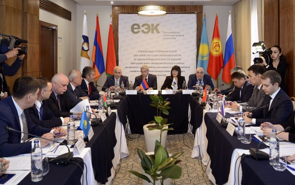 В странах ЕАЭС увеличивается доля электронной коммерции, мы все больше товаров покупаем через интернет, - министр РФ Н.Никифоров &mdash; Tazabek