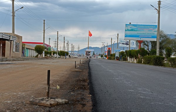 На автодороге Балыкчы&mdash;Корумду ведется работа по устройству насыпи для расширения дороги &mdash; Tazabek