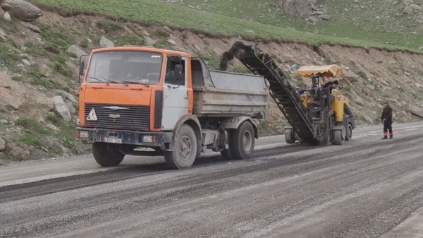 Фото &mdash; На перевале Тоо-Ашуу проводится фрезерование и подготовка разрушенных участков к асфальтобетонному покрытию &mdash; Tazabek