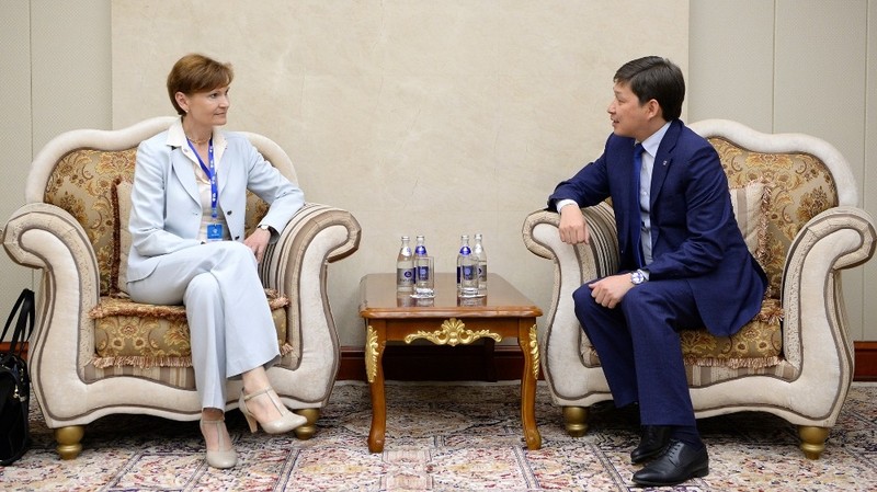 Глава Аппарата президента встретился с Microsoft,  Fujitsu и  региональным директором Всемирного банка &mdash; Tazabek