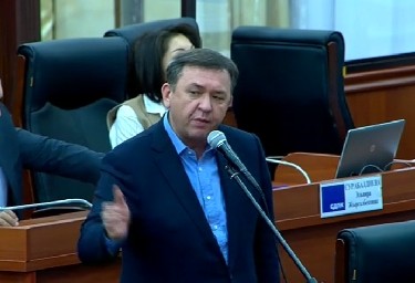 Жогорку Кенеш снял  с повестки дня реструктуризацию долгов 2 энергокомпаний по обращению депутата: Полстраны осталось без света &mdash; надо этот вопрос заслушать &mdash; Tazabek