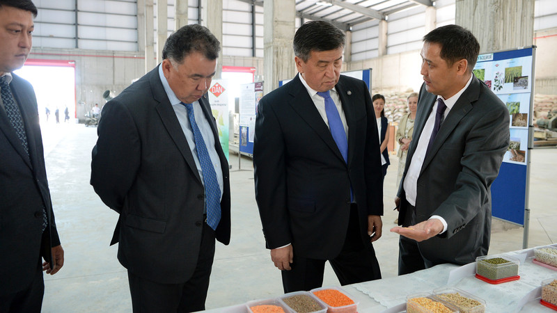 Фото &mdash; С.Жээнбеков ознакомился с  работой логистического центра в Чуйской области, планирующего выйти на рынки ЕАЭС и Евросоюза &mdash; Tazabek