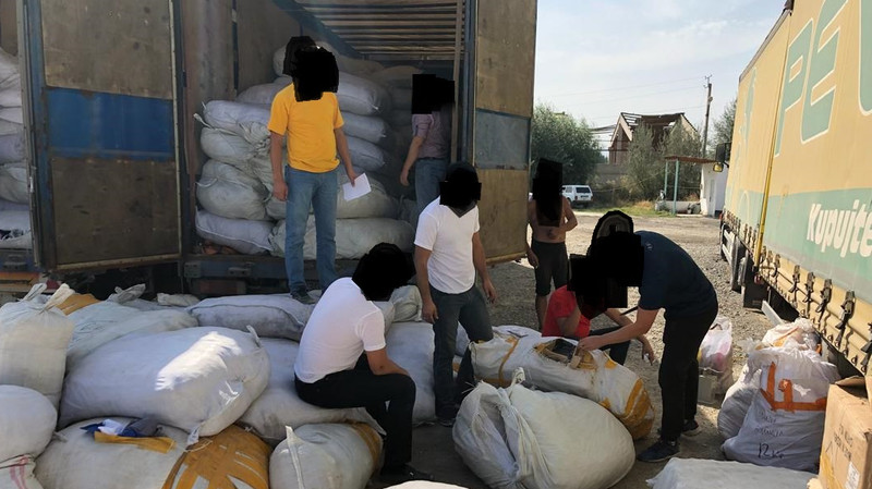 Сотрудники таможни &laquo;Баткен&raquo; пресекли лжетранзит товаров из Евросоюза в Таджикистан (фото) &mdash; Tazabek