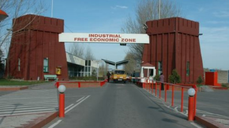 Депутат предлагает освободить от налогов компании, начавшие работать на СЭЗ до 2000 года, а министр О.Панкратов против &mdash; Tazabek