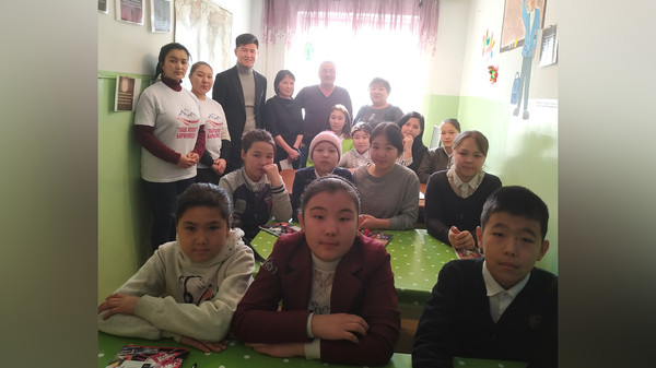 Н.Батыралиев Германиядагы мекендештер менен бирге мүмкүнчүлүгү чектелген балдарга немис тилин акысыз үйрөтөт